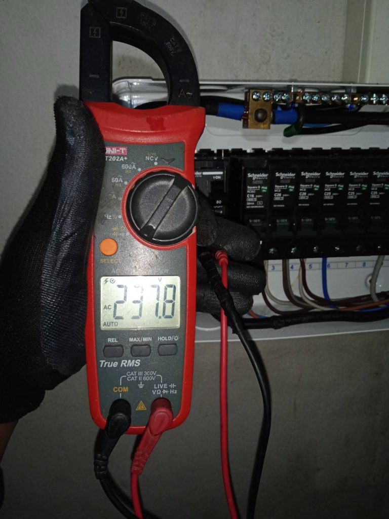วัดไฟโดยใช้ clamp meter