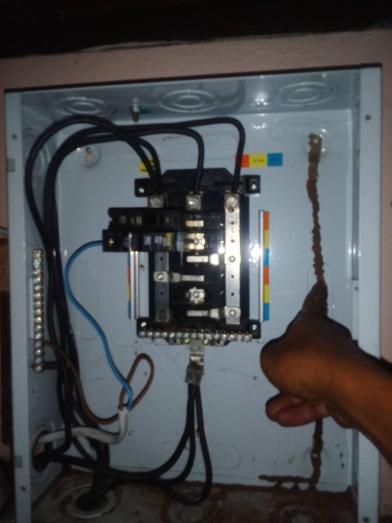 ตู้ไฟมีรอยปลวกมาทำรัง