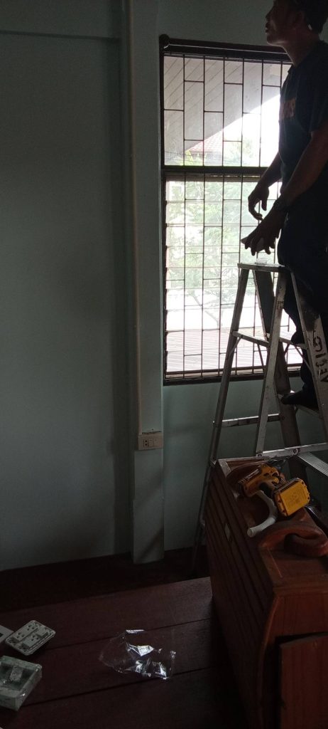 งานเดินท่อร้อยสายติดตั้งปลั๊ก