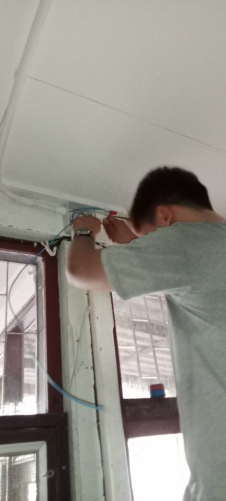 เดินท่อร้อยสายไฟติดตั้งปลั๊ก