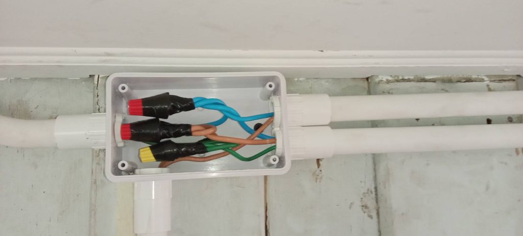 การต่อสายไฟในกล่องพักสายไฟ