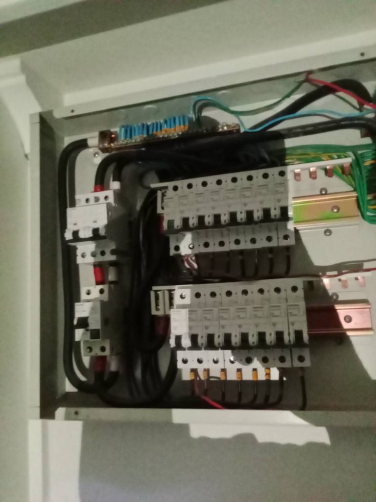 ช่างไฟฟ้าตรวจเช็กตู้คอนซูมเมอร์