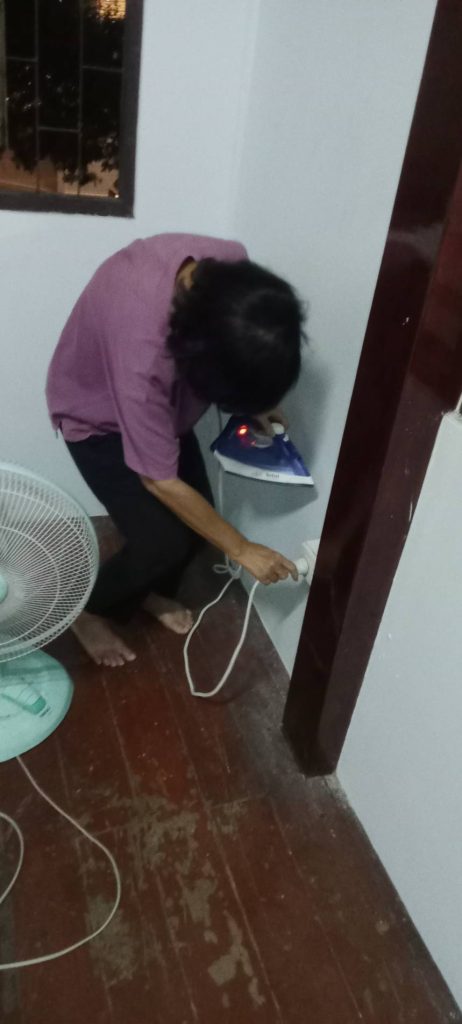 ลูกค้าทดสอบปลั๊กไฟหลังการติดตั้ง