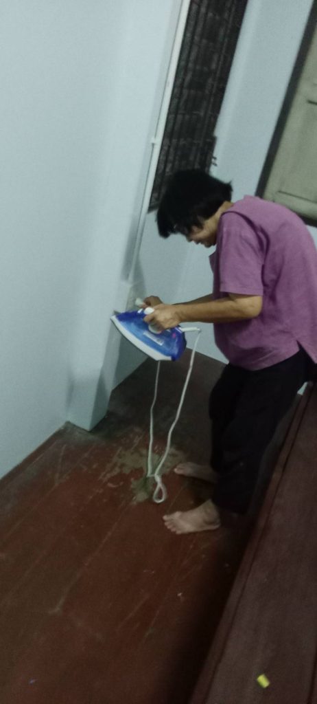 ลูกค้าทดสอบปลั๊กไฟหลังการติดตั้ง