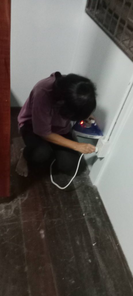 ลูกค้าทดสอบปลั๊กไฟหลังการติดตั้ง