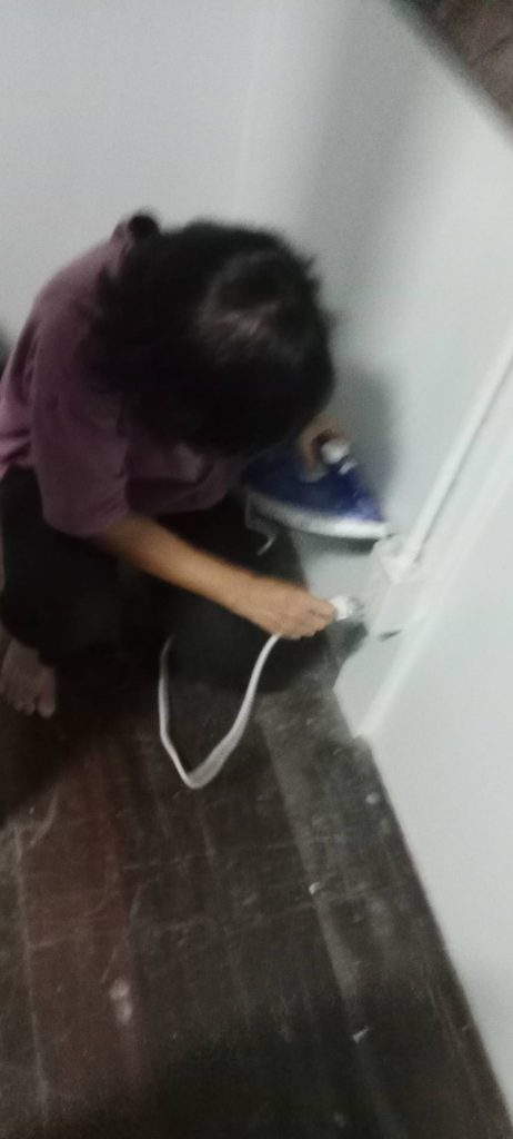 ลูกค้าทดสอบปลั๊กไฟหลังการติดตั้ง