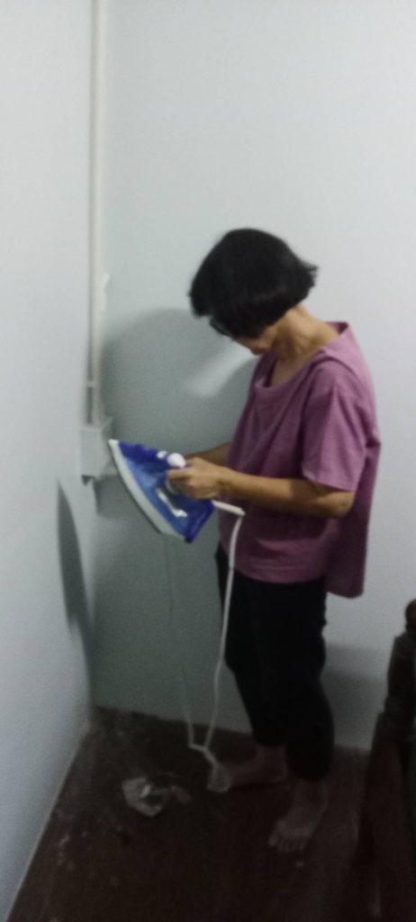 ลูกค้าทดสอบปลั๊กไฟหลังการติดตั้ง