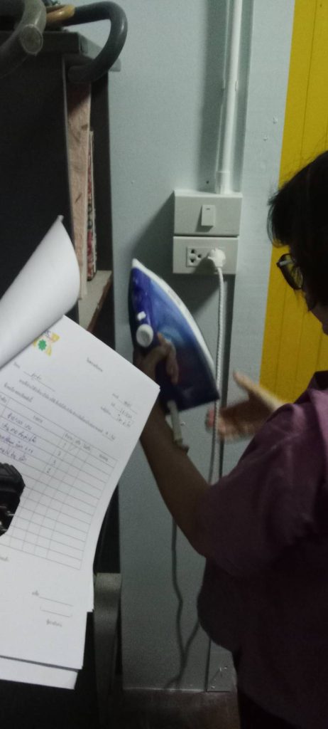 ลูกค้าทดสอบปลั๊กไฟหลังการติดตั้ง