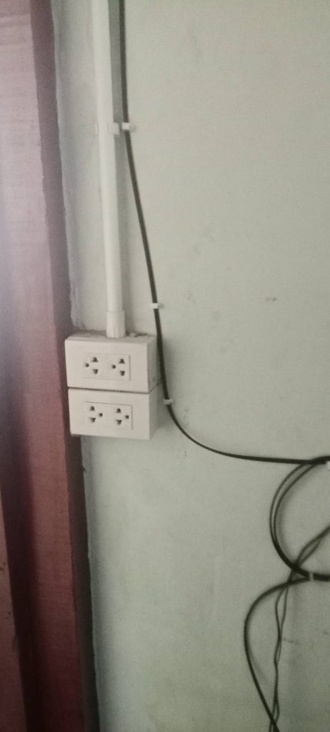 เดินท่อร้อยสายติดตั้งปลั๊กไฟ