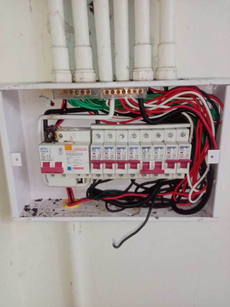 เมนเบรกเกอร์ช็อตไหม้