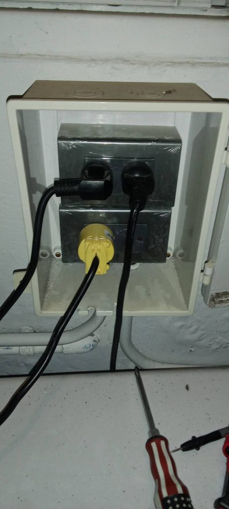 ปลั๊กไฟในบล็อกกันน้ำ