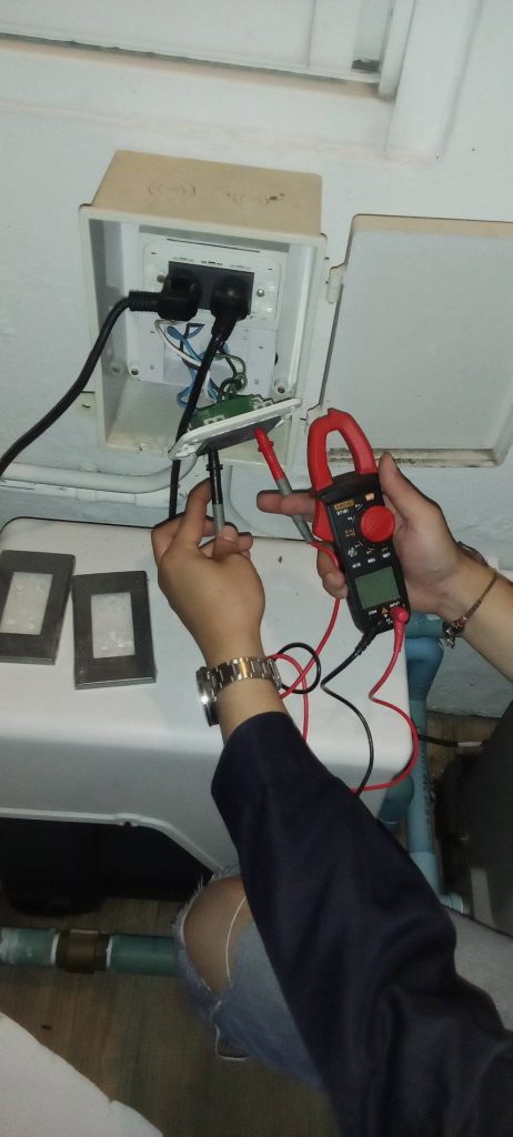 ตรวจเช็กปลั๊กไฟ