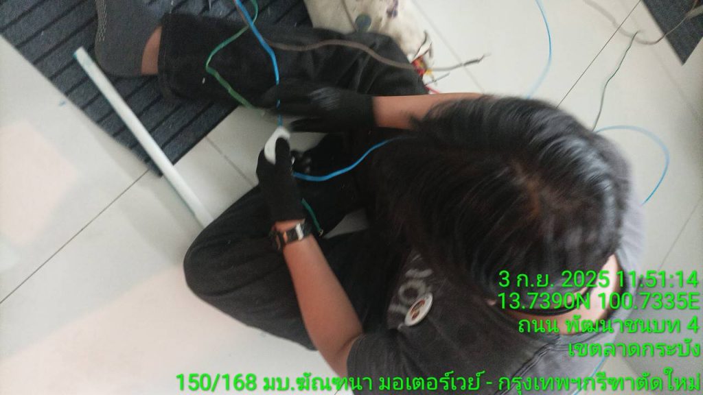 ช่างไฟฟ้าต่อสายไฟ