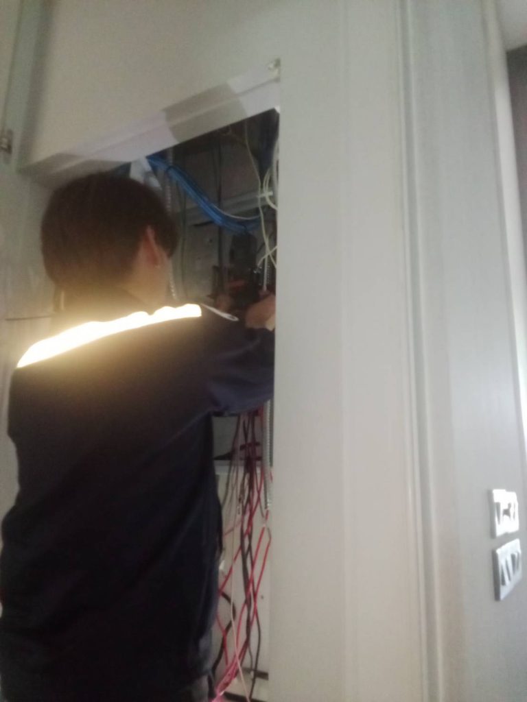 ช่างไฟฟ้าติดตั้งตู้โหลดเซ็นเตอร์