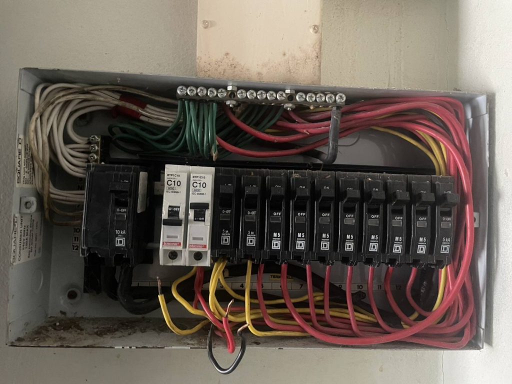 เบรกเกอร์ในตู้คอนซูมเมอร์