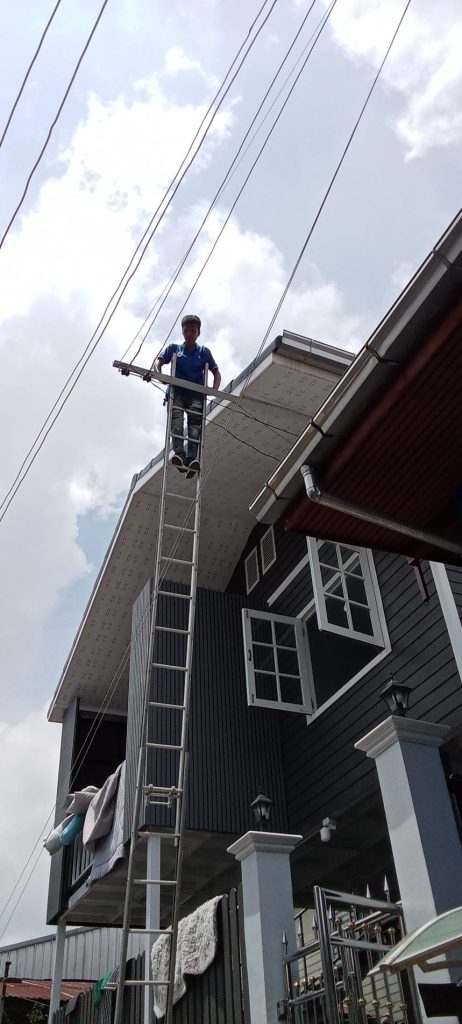 ปีนบันไดดึงสายเมน