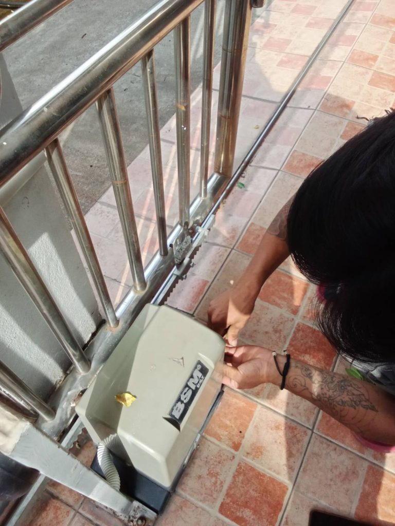 ช่างไฟฟ้าตรวจเช็กมอเตอร์ประตูรีโมท