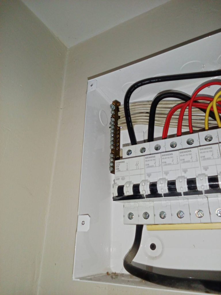 ตู้คอนซูมเมอร์