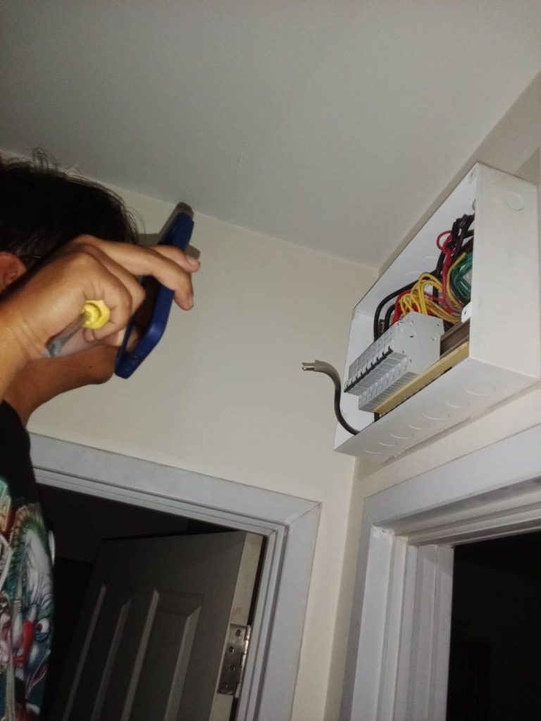 ช่างไฟฟ้าตรวจเช็กตู้คอนซูมเมอร์