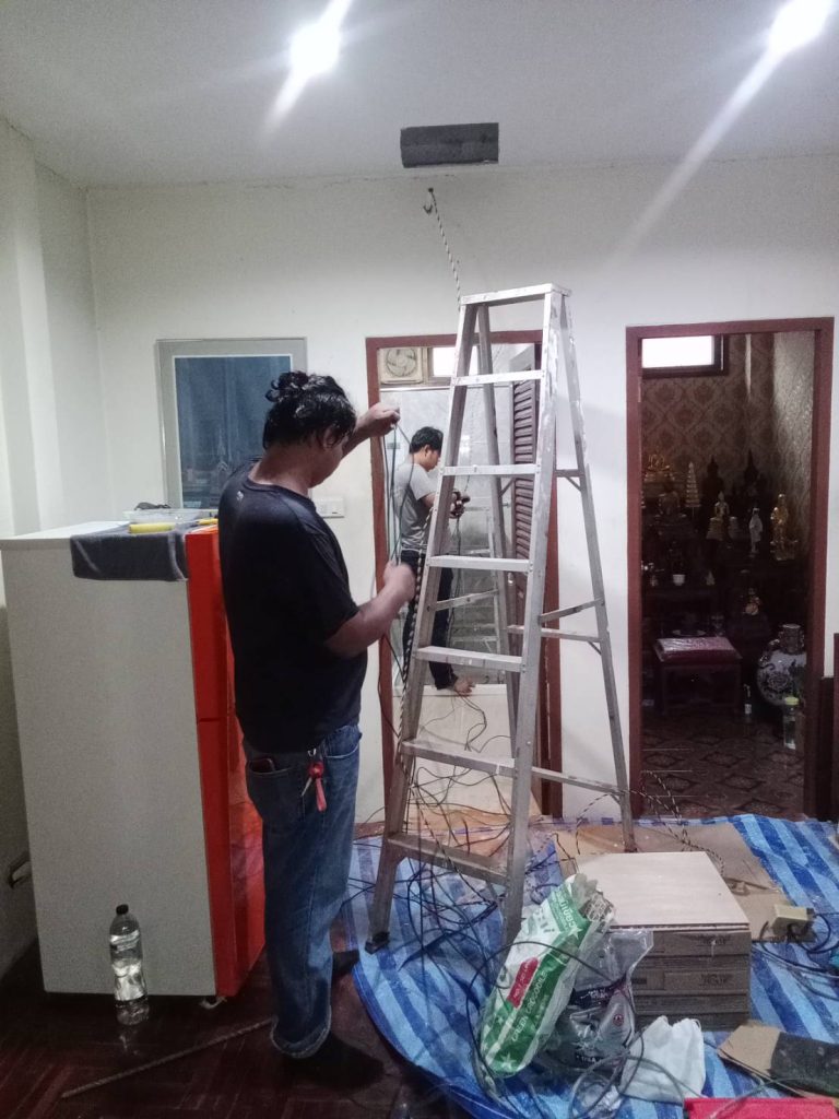 เปิดฝ้าเดินสายไฟ