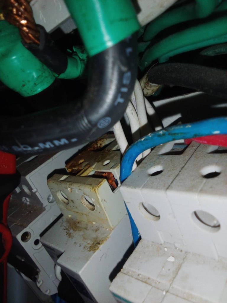 เบรกเกอร์มีรอยช็อต