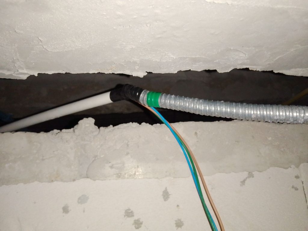 แนวท่อสายไฟบนฝ้า