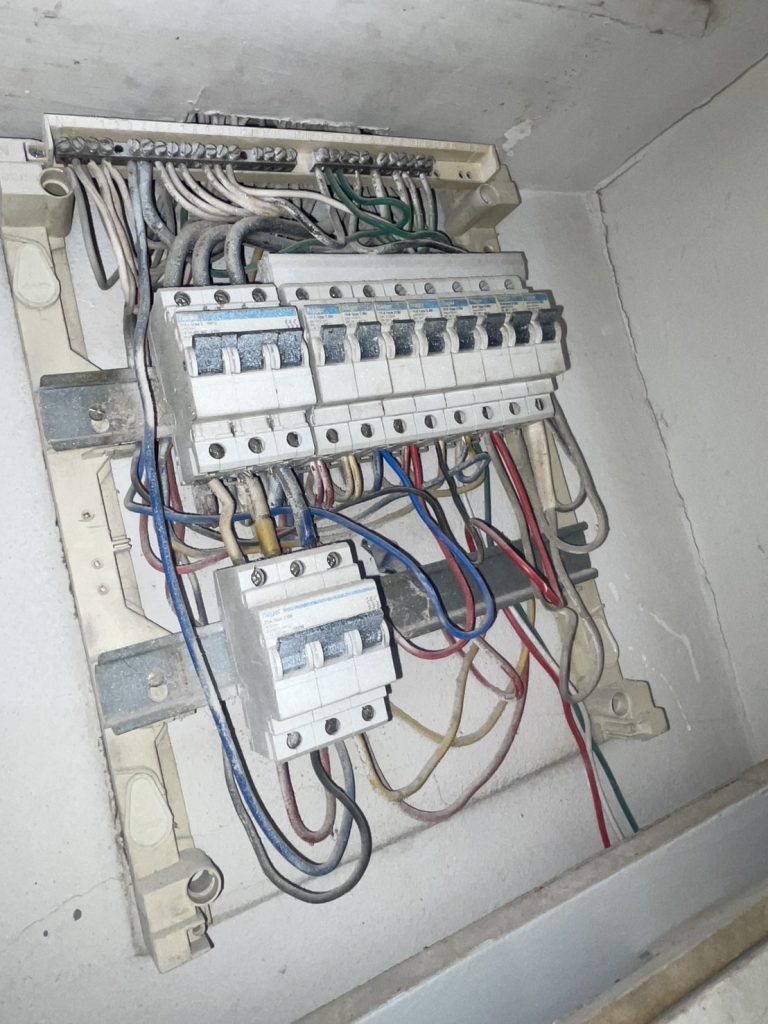 เบรกเกอร์