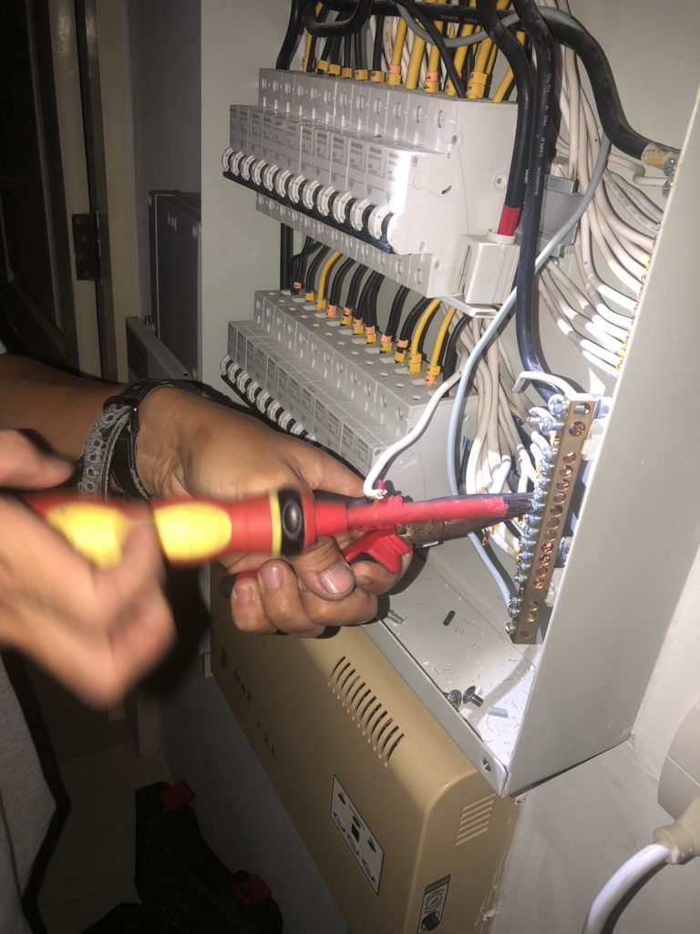 ซ่อมไฟตู้โหลดเซ็นเตอร์