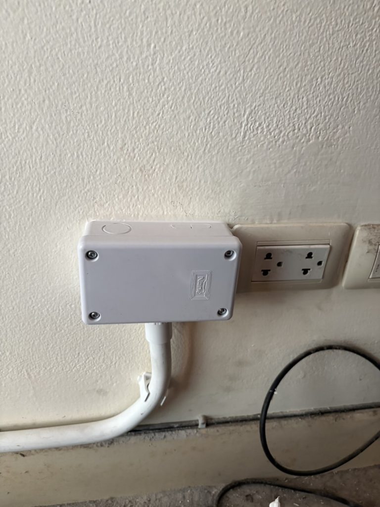 ติดตั้งกล่องพักสายไฟ