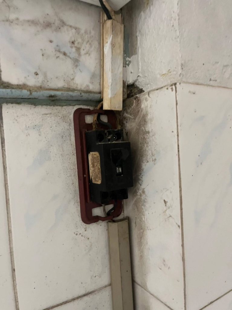 เบรกเกอร์