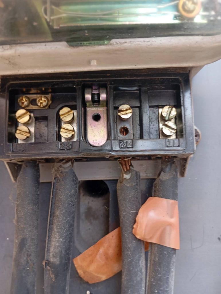 จุดต่อสายเมนที่มิเตอร์ไฟฟ้า