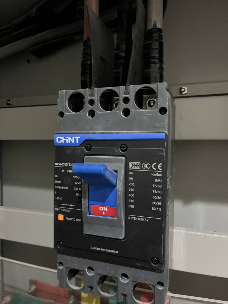 เมนเบรกเกอร์