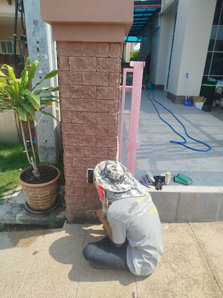 ช่างตรวจเช็กเซ็นเซอร์กันหนีบ