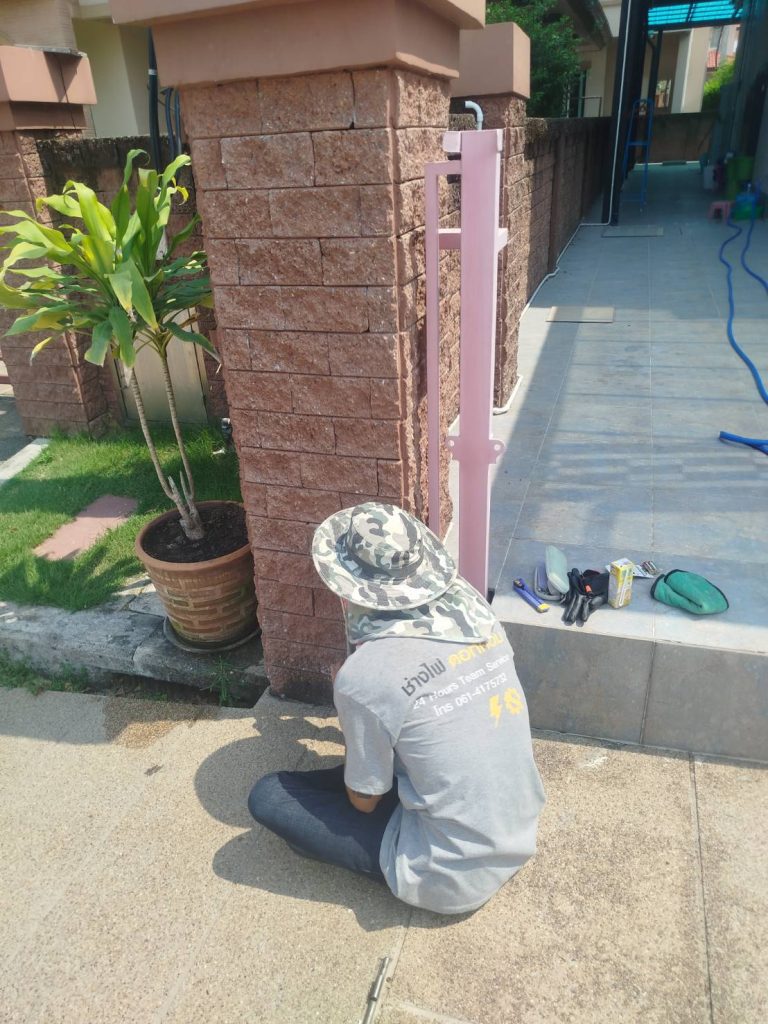 ช่างตรวจเช็กเซ็นเซอร์กันหนีบ
