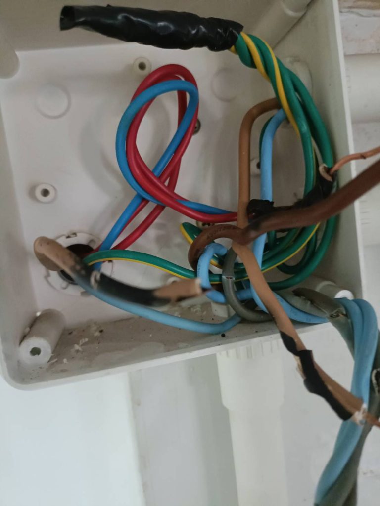 กล่องพักสายไฟ