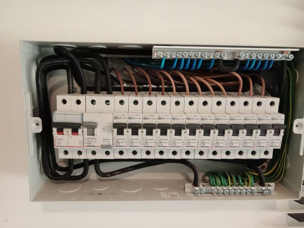 ตู้คอนซูมเมอร์