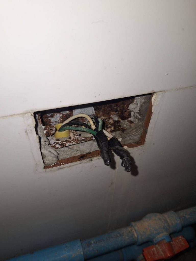 สายไฟในผนัง