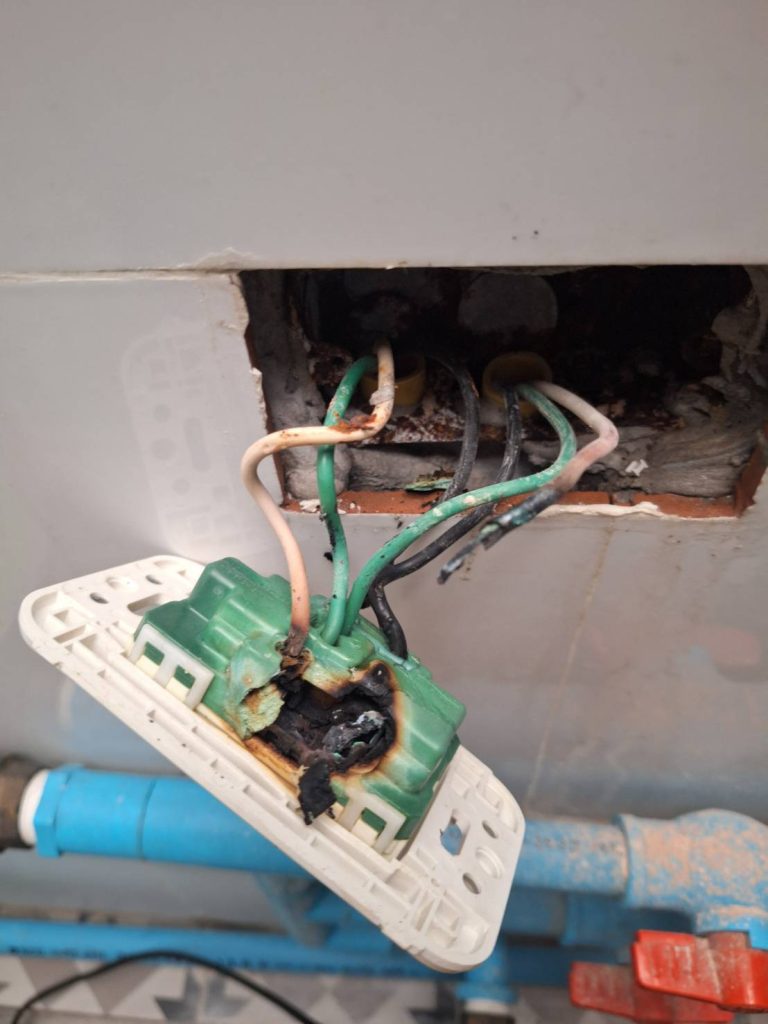 ปลั๊กไฟช็อตไหม้