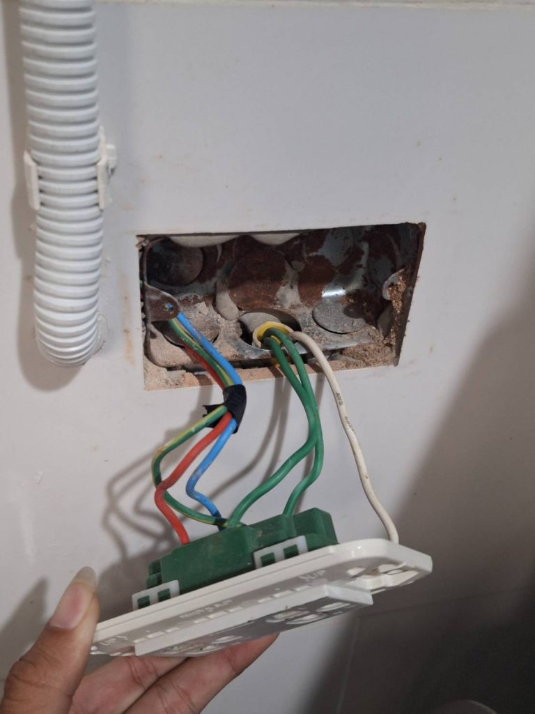 ตรวจเช็กสายไฟในปลั๊กไฟ