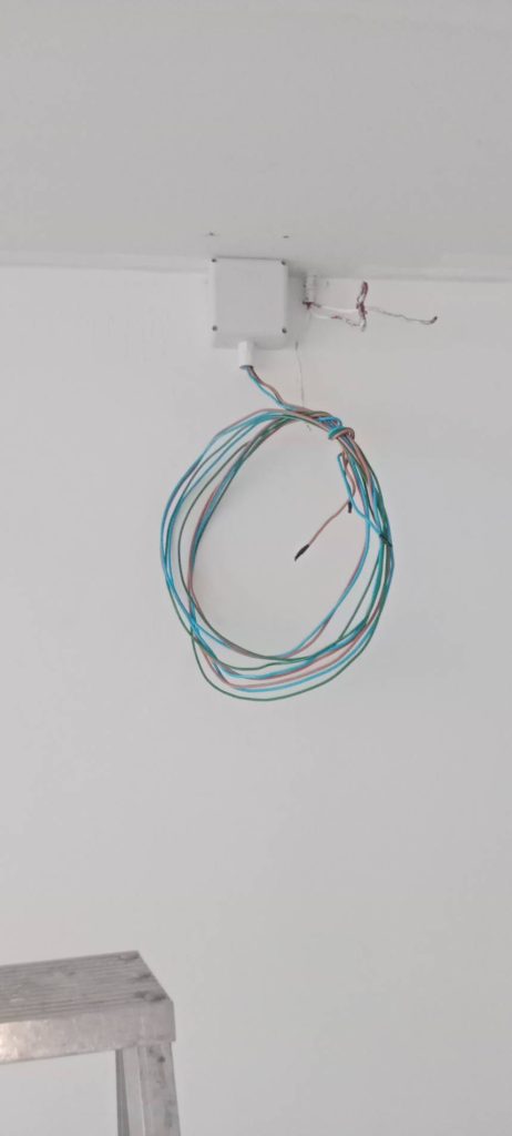 สายไฟรอการติดตั้ง