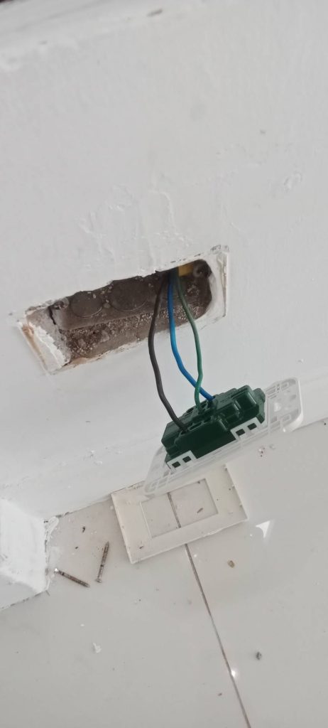 งานติดตั้งปลั๊กไฟ