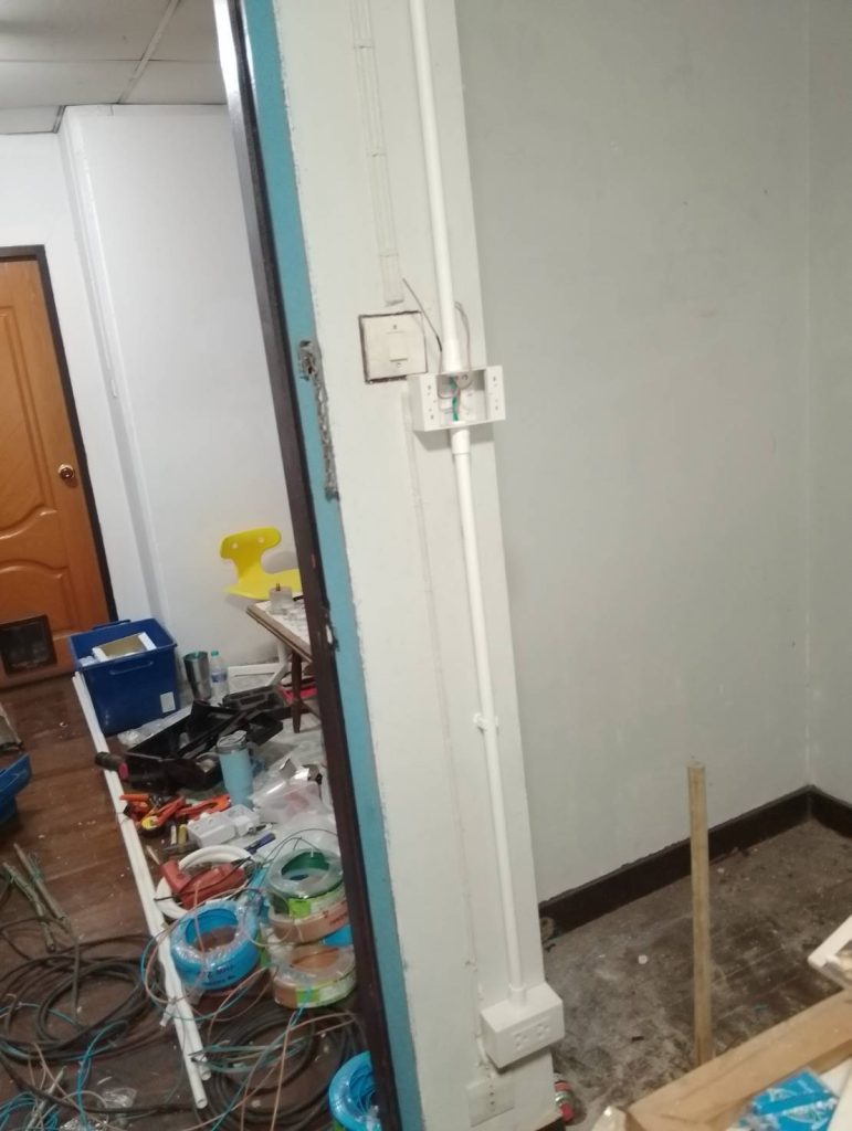 เดินท่อร้อยสายไฟติดตั้งปลั๊ก