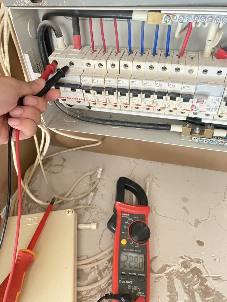 วัดไฟเบรกเกอร์ในตู้คอนซูมเมอร์