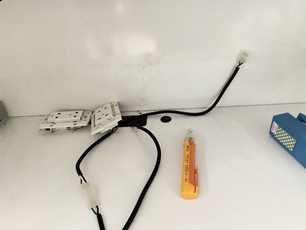 รื้อปลั๊กเช็กสายไฟ