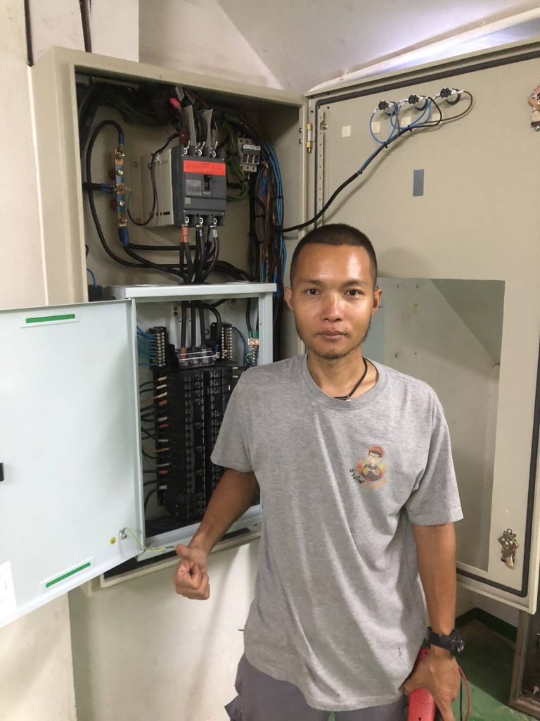 ช่างทำการซ่อมระบบไฟเรียบร้อย