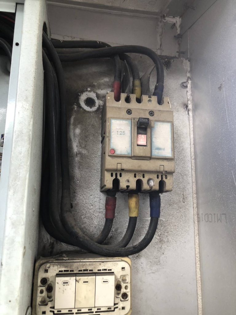 เบรกเกอร์มีลอยไหม้