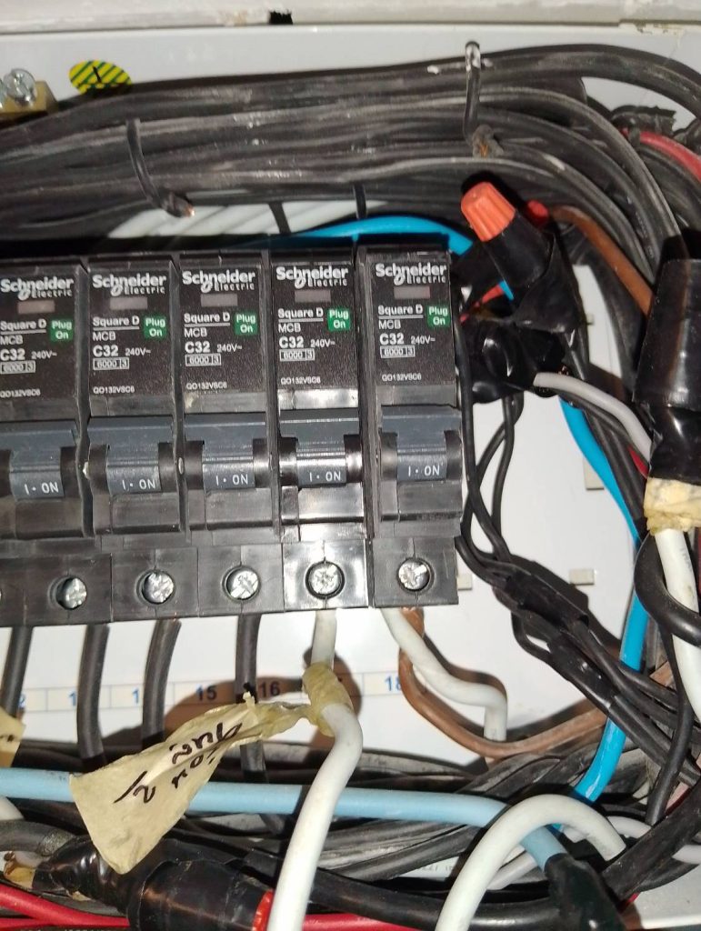 สายไฟในตู้คอนซูมเมอร์