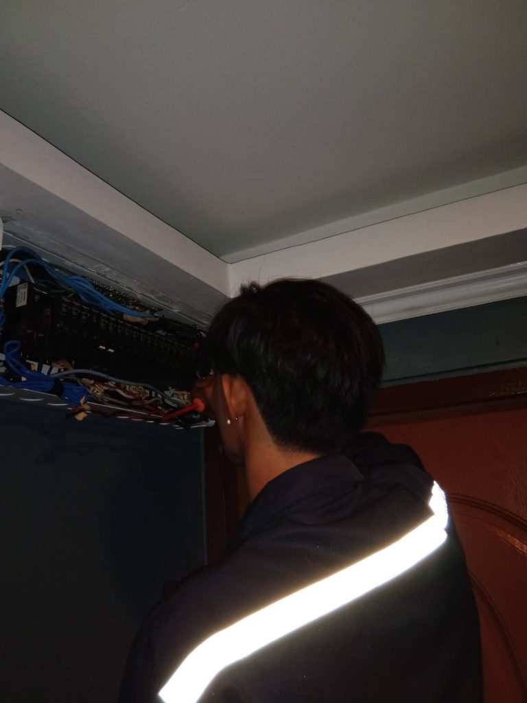 ช่างไฟฟ้าตรวจเช็กตู้คอนซูมเมอร์