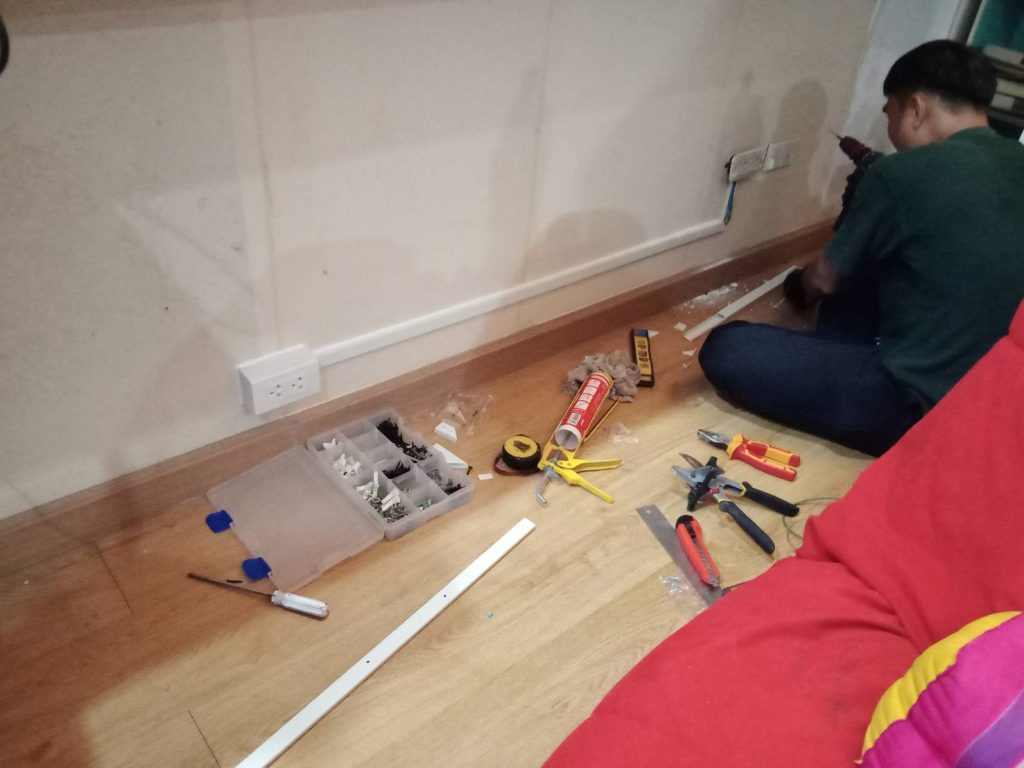 ช่างไฟฟ้าเดินรางติดตั้งปลั๊กไฟ