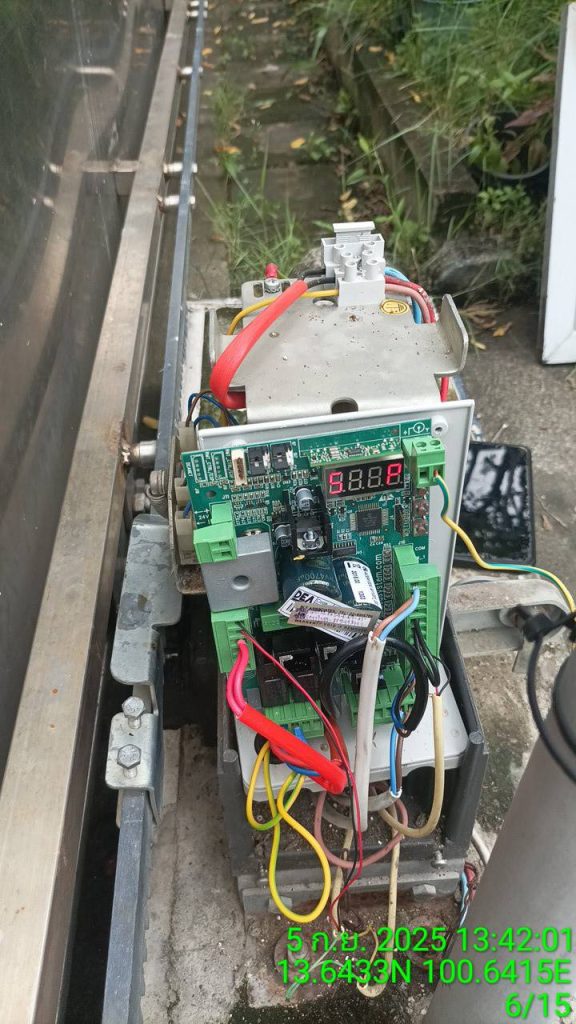 ช่างไฟฟ้าตรวจเช็กมอเตอร์ประตูรีโมท